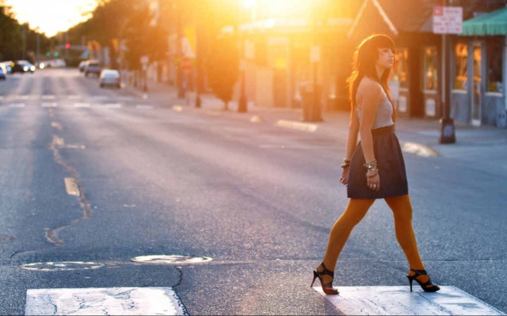 Woman Crossing The Street Wide Wallpapers - Korea Iphone Wallpaper Hd - HD Wallpaper 