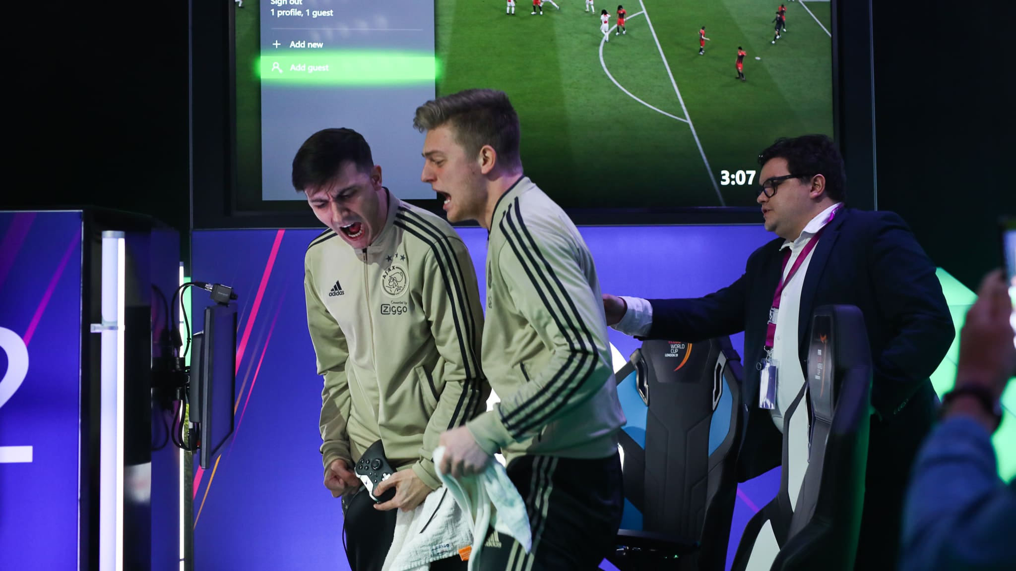 Dani Hagebeuk And Joseph Calabro Of Team Afc Ajax React - Player - HD Wallpaper 