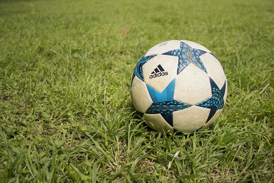 White And Blue Adidas Soccer Ball On Grass Field, Sport, - De Bola Na Grama - HD Wallpaper 