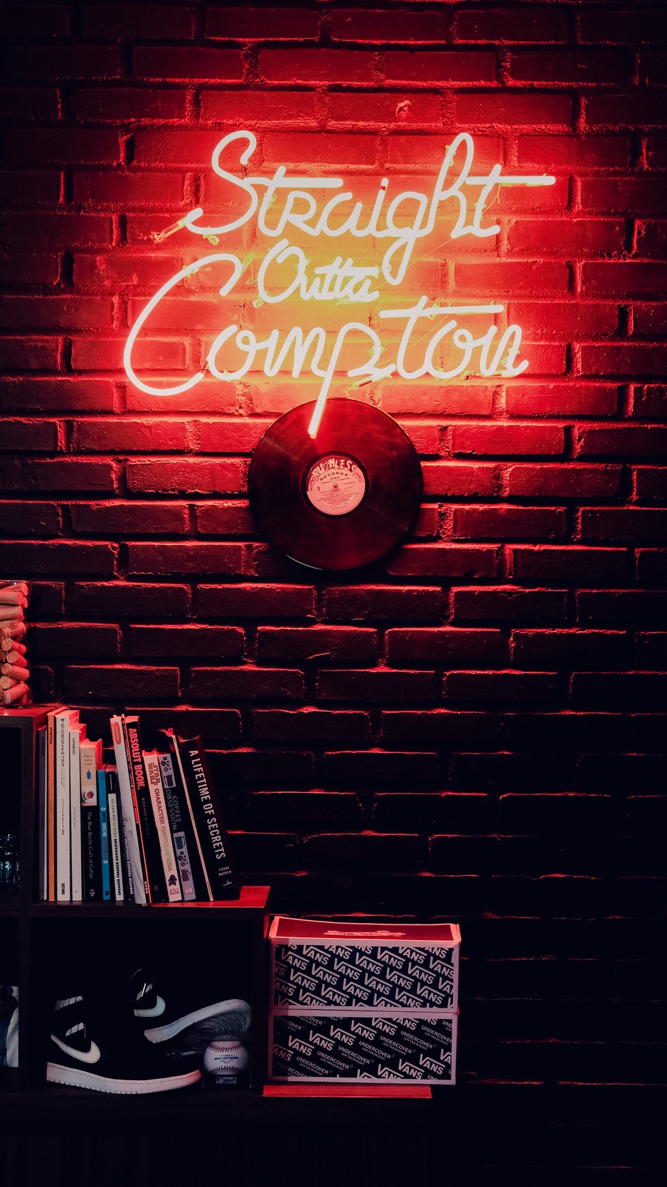 Wallpaper Inscription, Wall, Neon, Vinyl Record, Shelves - Hd Wallpaper Straight Outta Compton - HD Wallpaper 