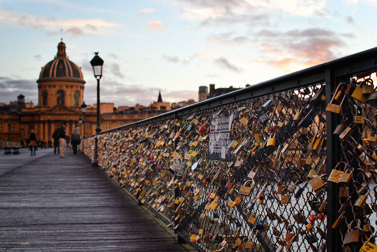 Love Lock Bridge Picture - Bridge With Locks Background - HD Wallpaper 