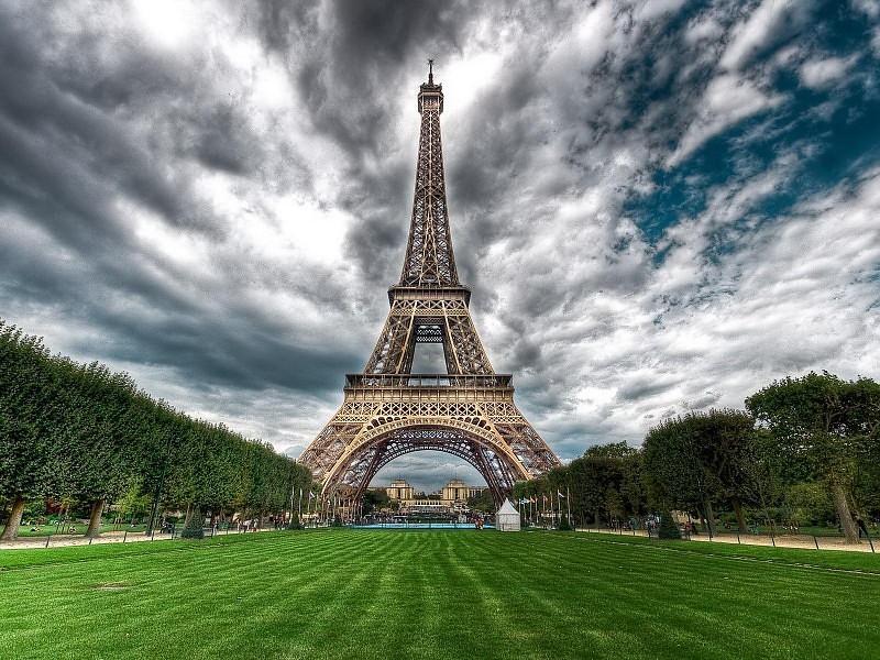 Paris, I Love You Wallpaper - Eiffel Tower Cloudy - HD Wallpaper 