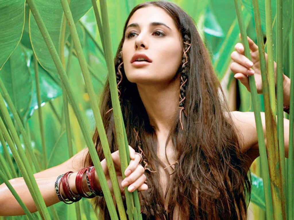 Nargis Fakhri Beautiful - HD Wallpaper 