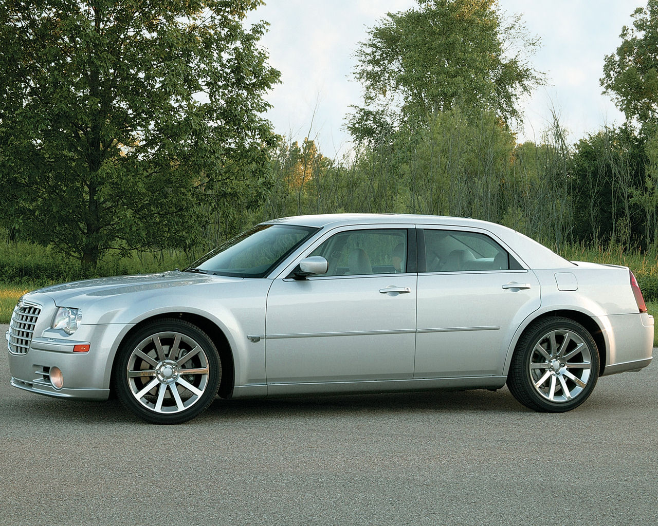 2005 Chrysler 300 - HD Wallpaper 
