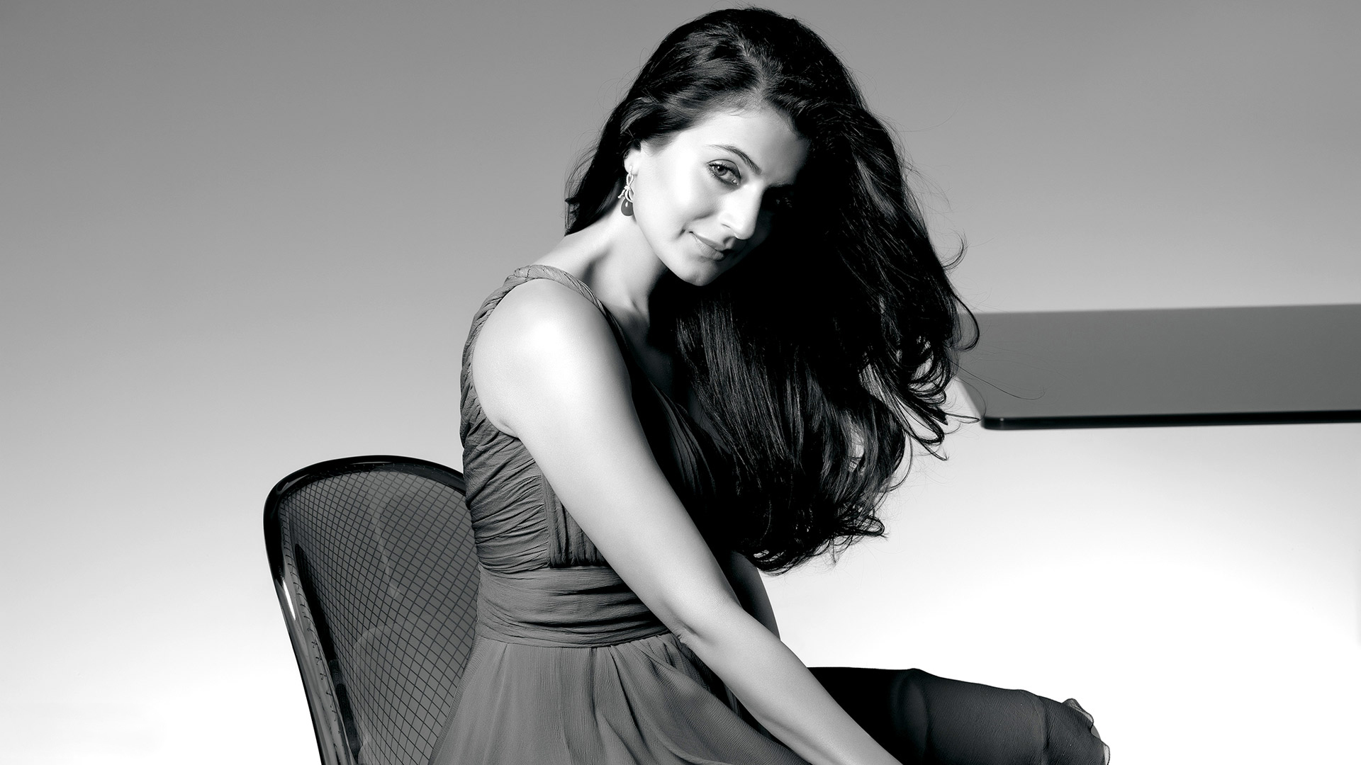 Ameesha Patel Black In White Pics - Amisha Patel Black And White - HD Wallpaper 