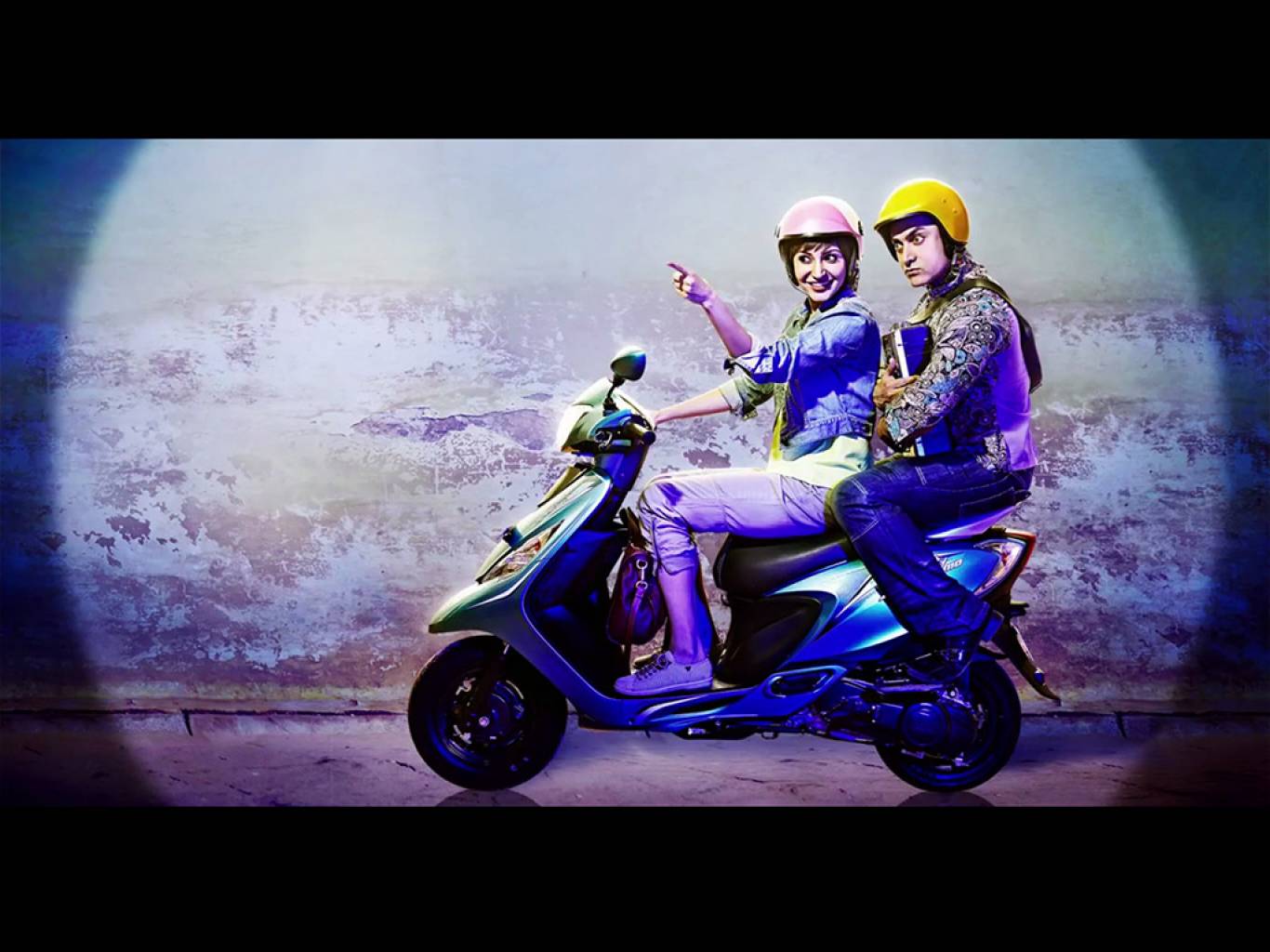 Pk Wallpapers - Anushka In Pk In Scooter - HD Wallpaper 