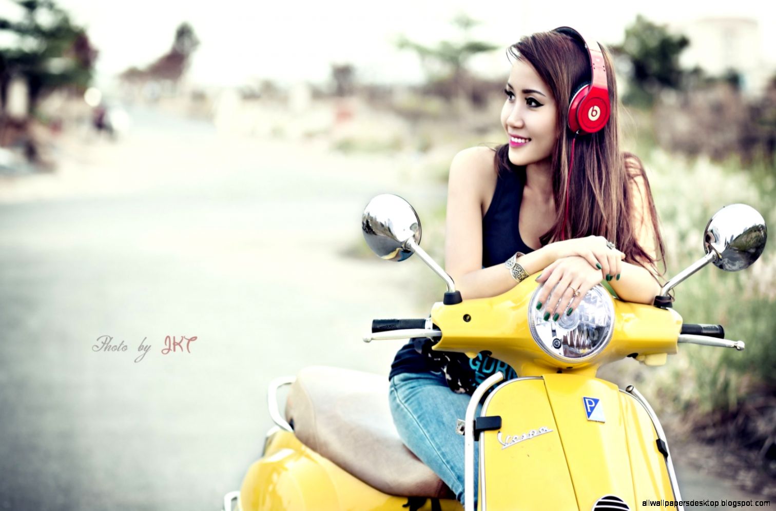 Beautiful Girl Asian Smile Scooter Headphones Wallpaper - New Shayari Image Hd - HD Wallpaper 