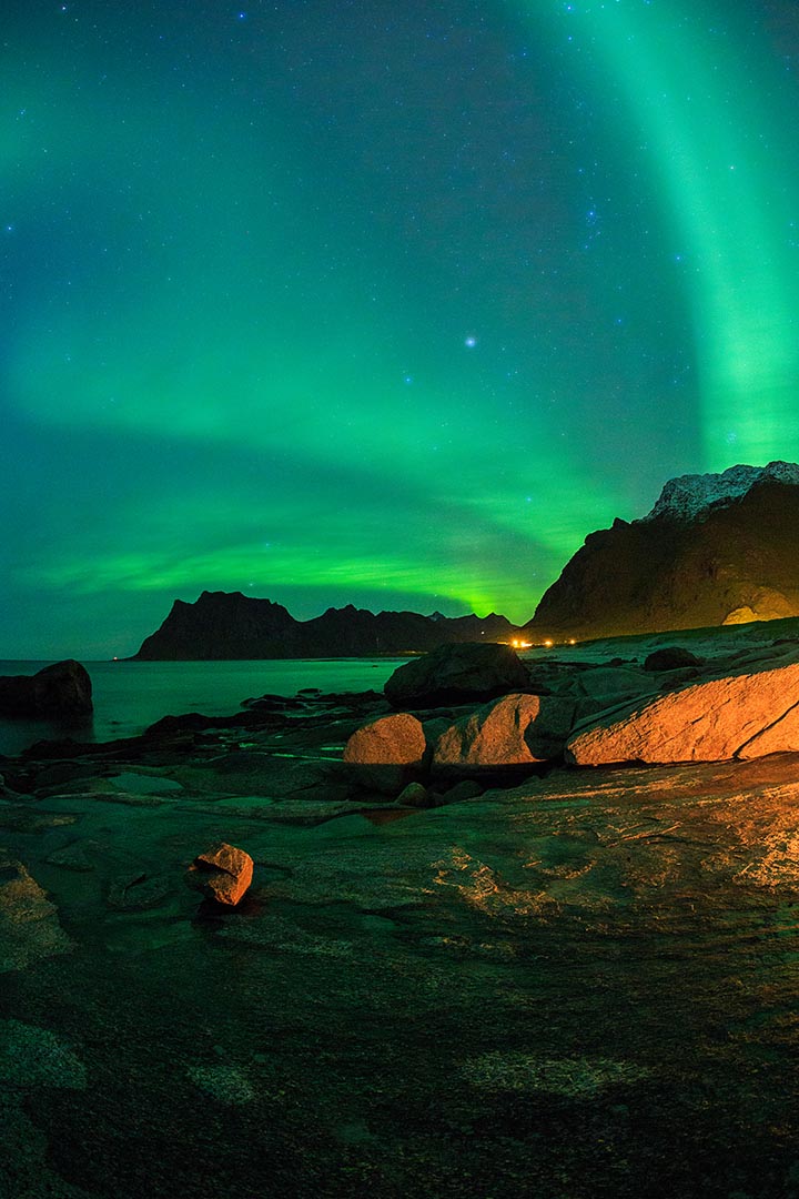 Northern Light On Beach - HD Wallpaper 
