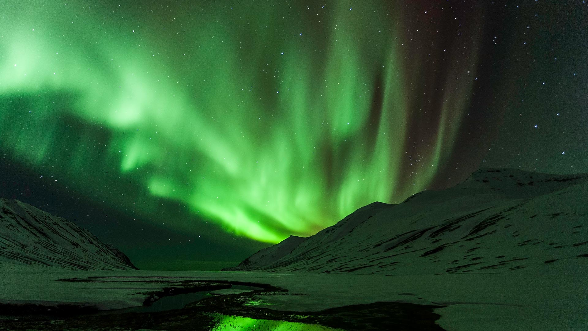 Northern Lights In Icelandic Winter - Northern Lights Iceland Christmas - HD Wallpaper 