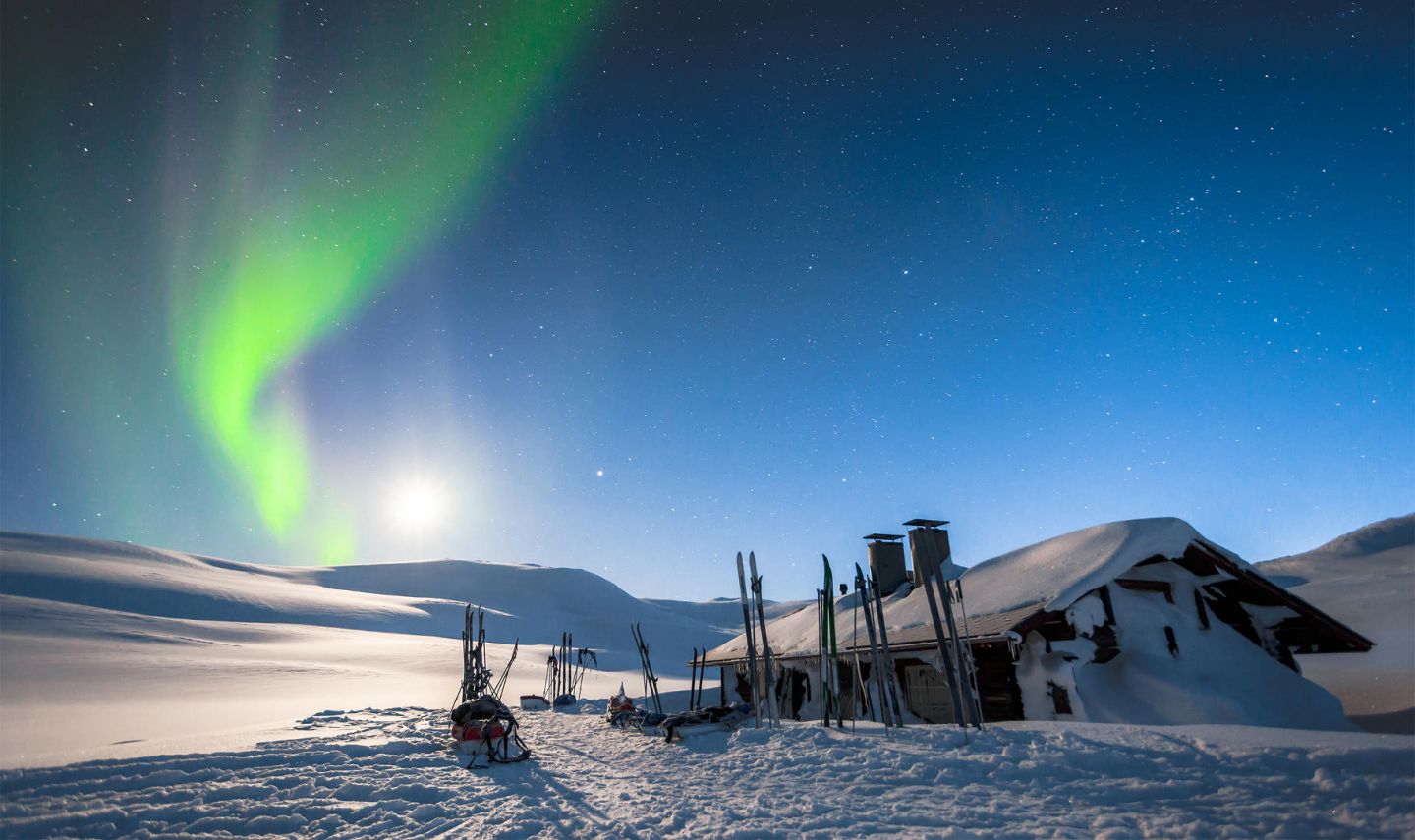 Auroras Over A Snowy Cabin In Lapland - Laplandia Aurora Borealis - HD Wallpaper 