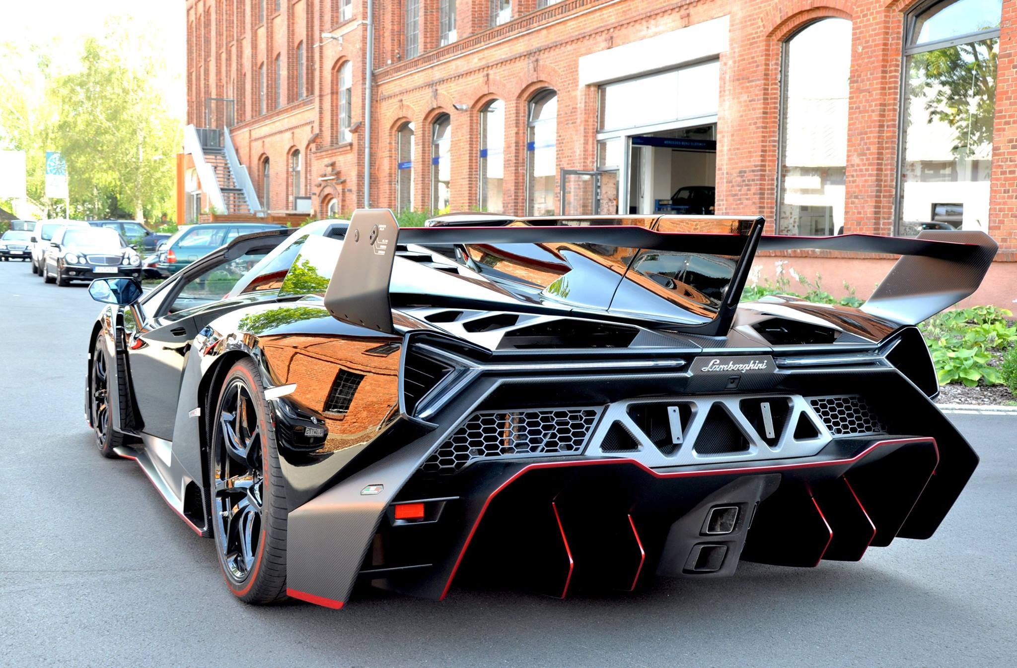 Lamborghini Veneno Price Uk - HD Wallpaper 