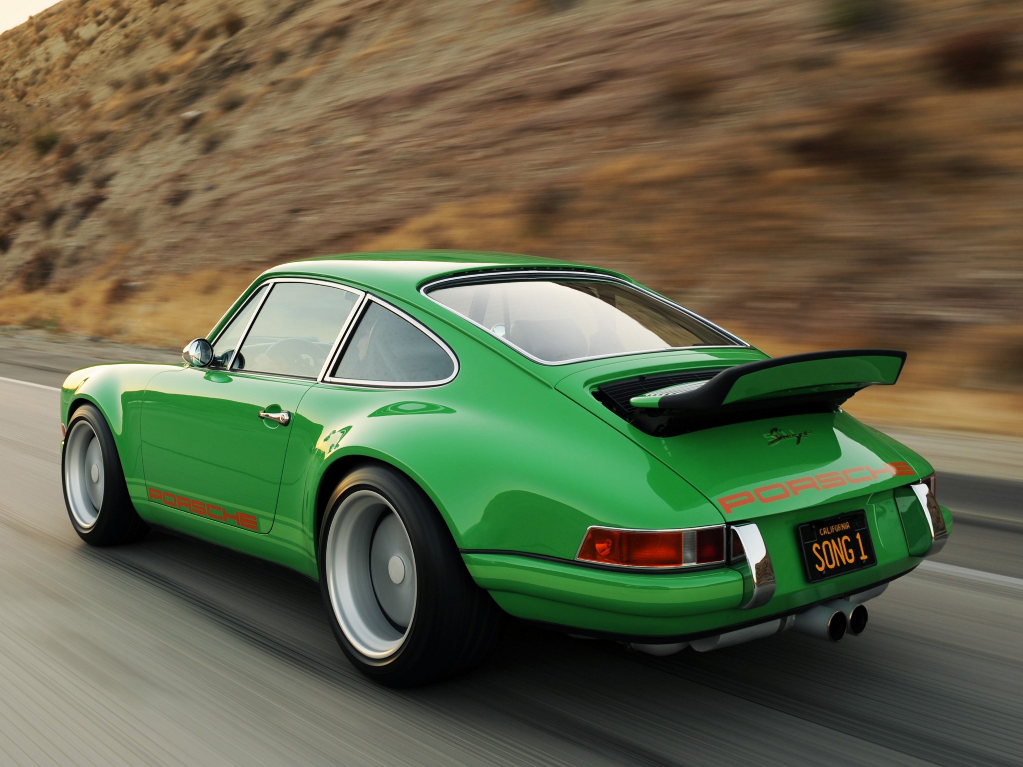 Green Singer 911 - HD Wallpaper 