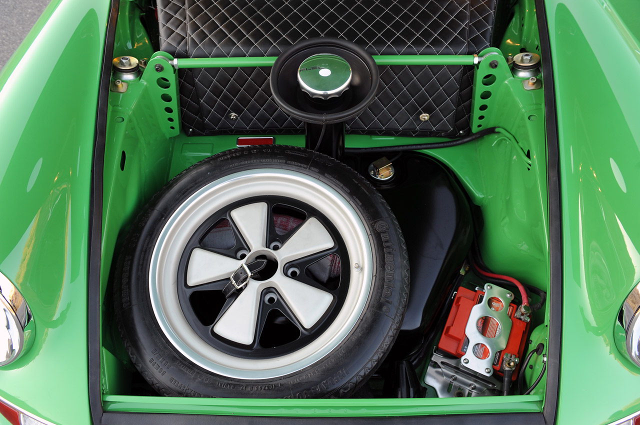 Singer Racing Green Porsche - Singer 911 Luggage Compartment - HD Wallpaper 