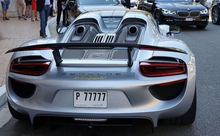 Silver Porsche 913 Spyder Near People, Porsche 918 - Porsche 918 Spyder P - HD Wallpaper 