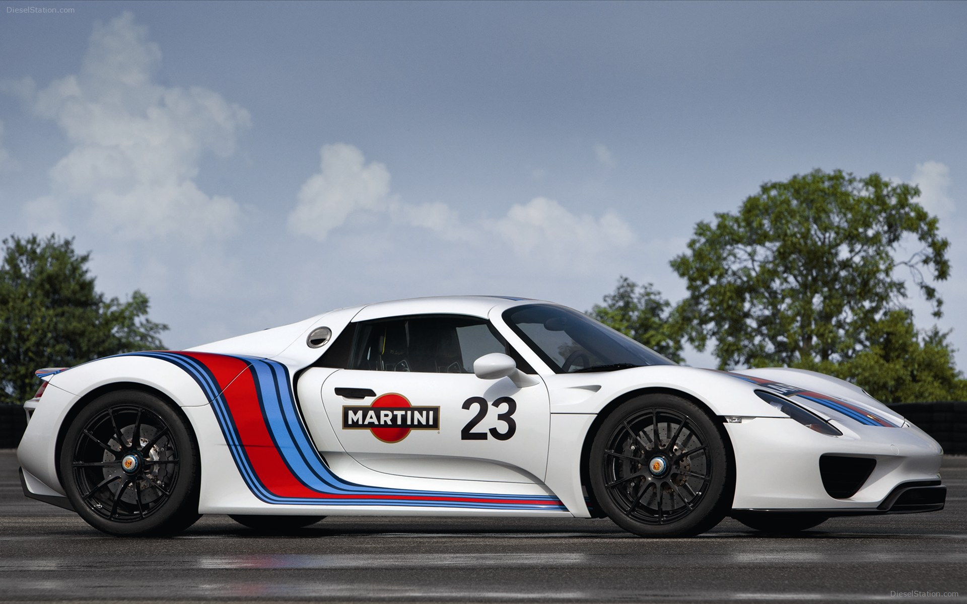 Porsche 918 Spyder - 918 Martini Livery - HD Wallpaper 