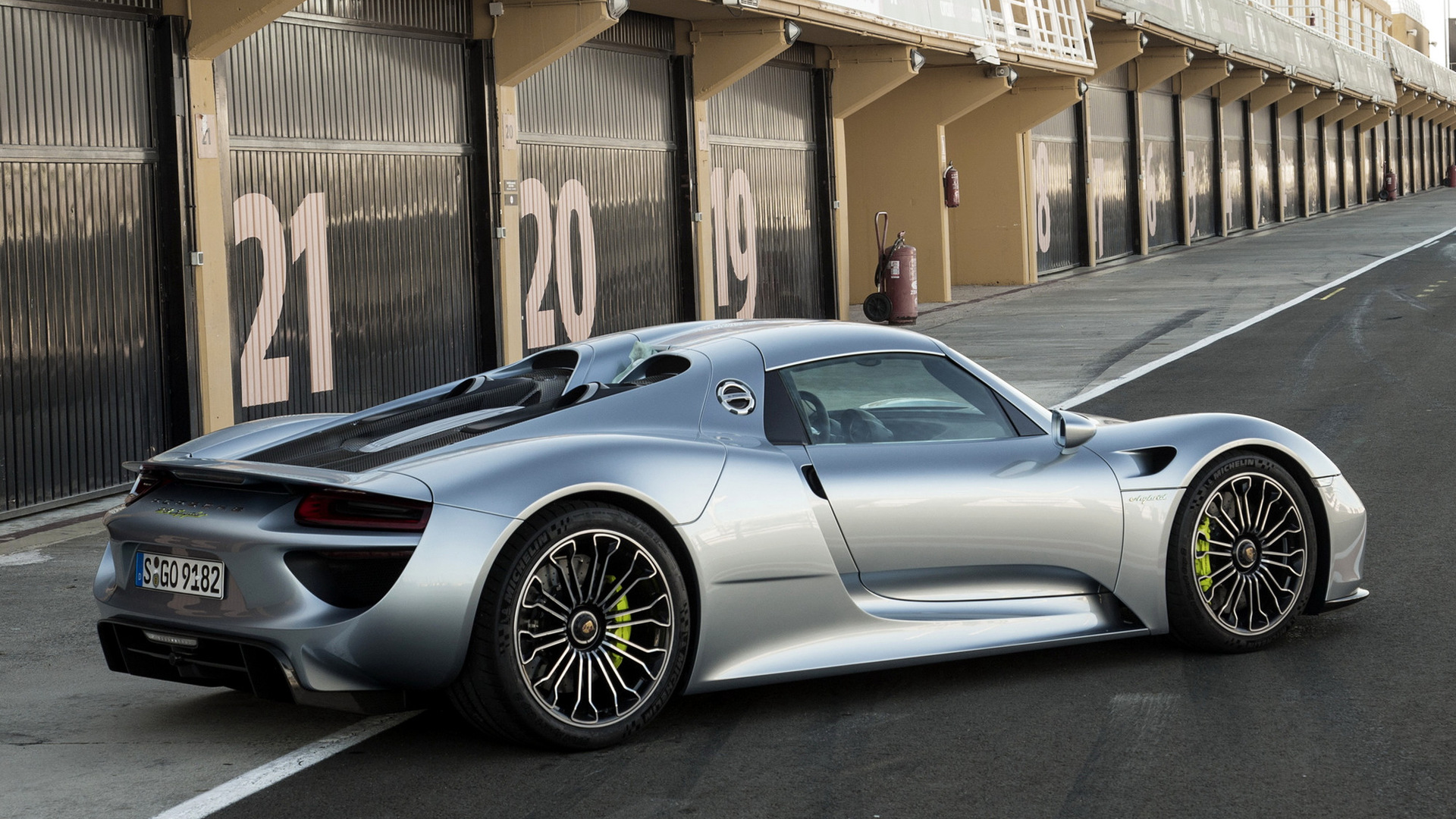 Porsche 918 - HD Wallpaper 