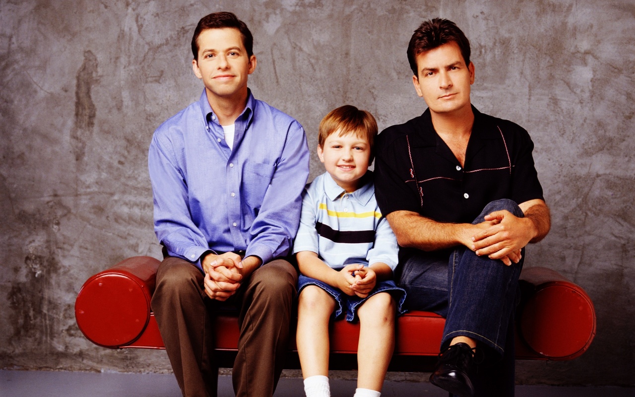 Dois Homens E Meio Wallpaper - HD Wallpaper 
