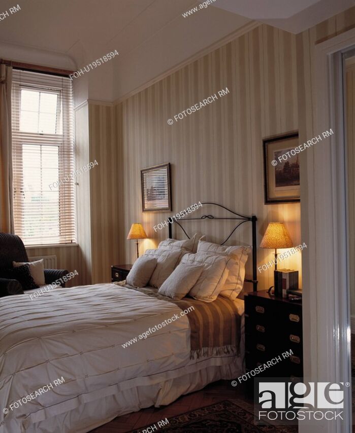 Cream Cushions And Duvet On Black Iron Bed In Traditional - Bedroom - HD Wallpaper 