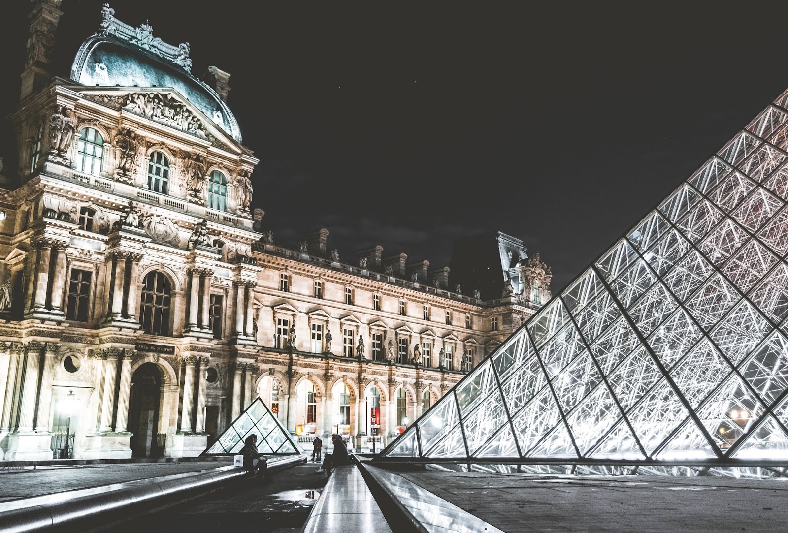 The Louvre - HD Wallpaper 