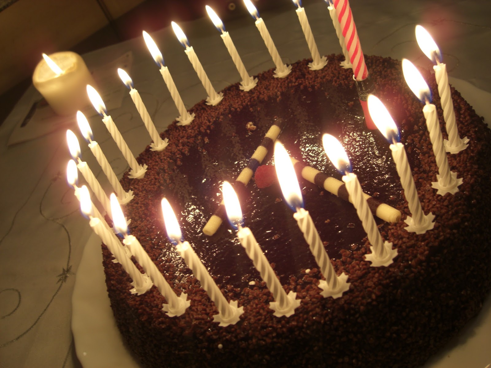 Images Birthday Cake With Burning Candles - Beautiful Birthday Cake With Candles - HD Wallpaper 