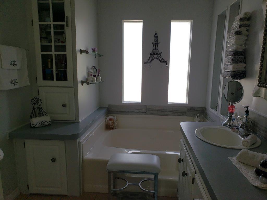 Bathroom Sink - HD Wallpaper 