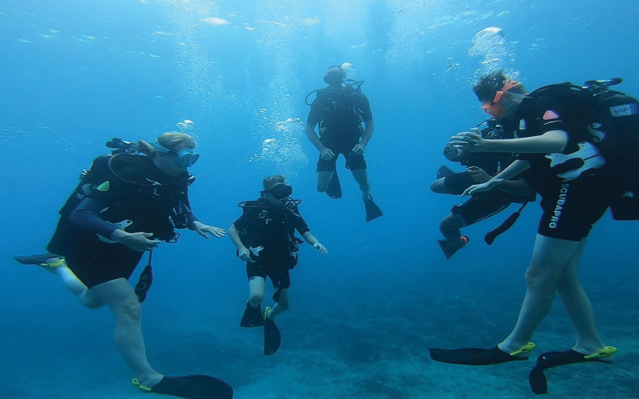 Underwater - HD Wallpaper 