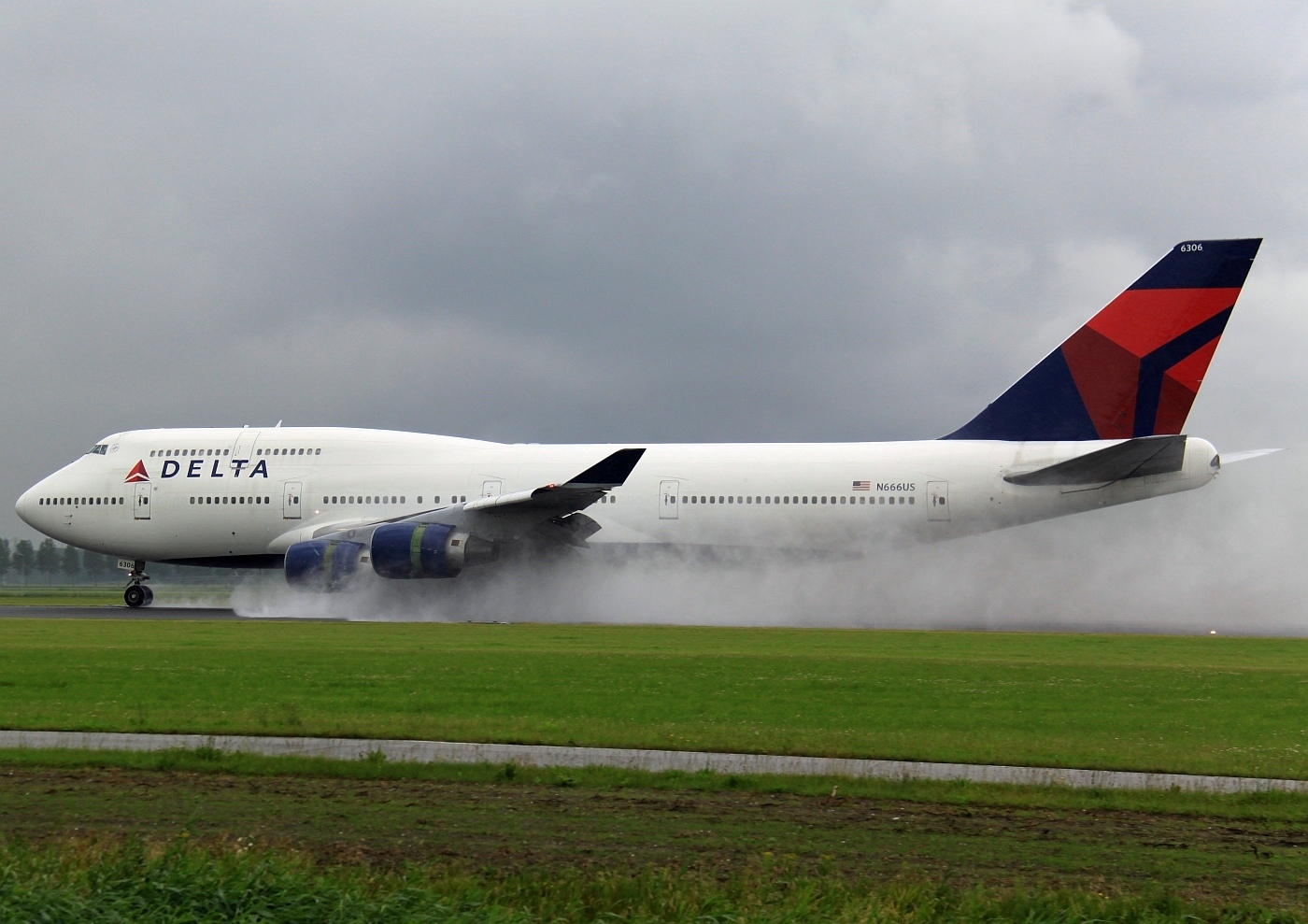 B747-400 Delta, B747 Delta Airlines, B747 Wet Landing - Boeing 747 - HD Wallpaper 