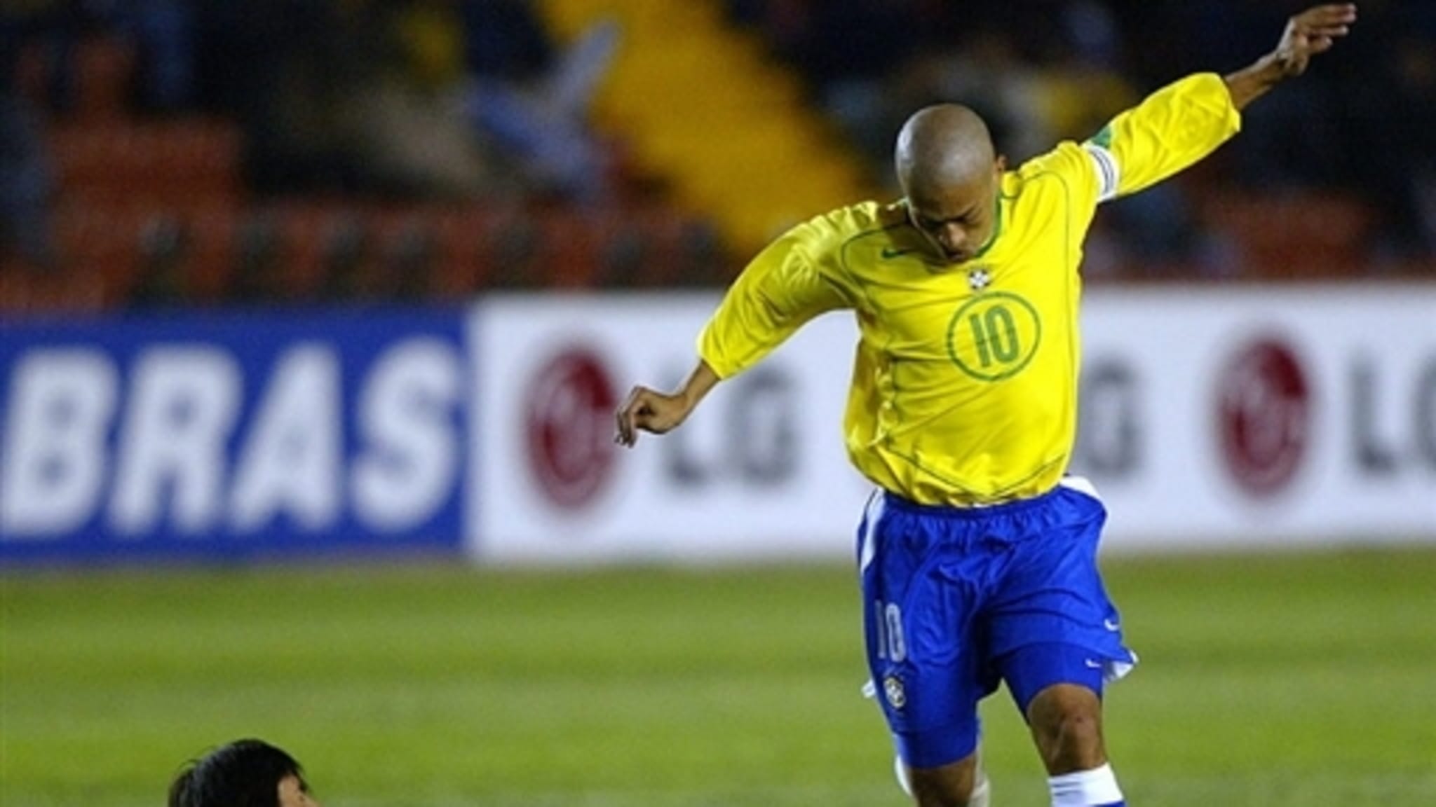 Brazilian Player Alex Alves Tries To Avoid Chilean - Alex De Souza Brazil - HD Wallpaper 