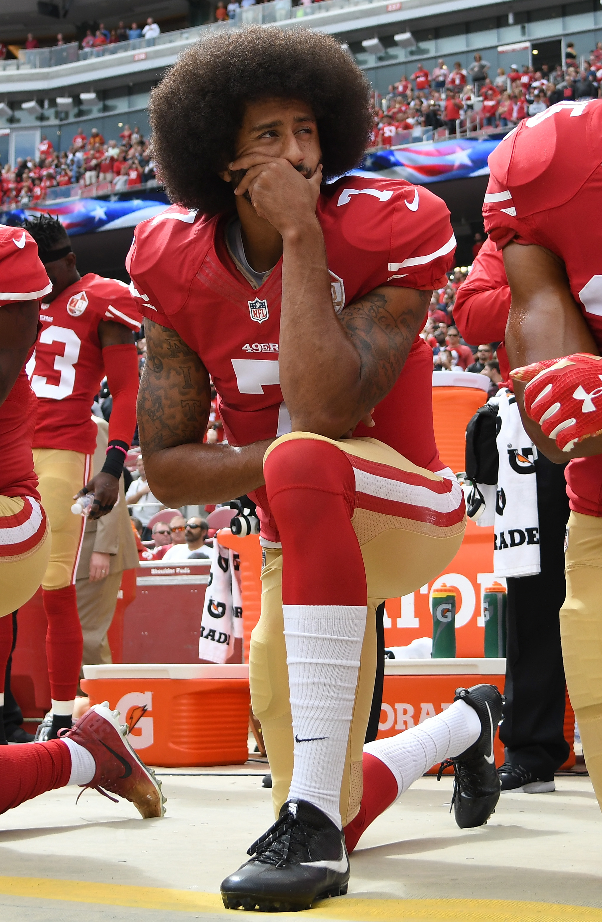 Colin Kaepernick Kneeling In National Anthem - HD Wallpaper 