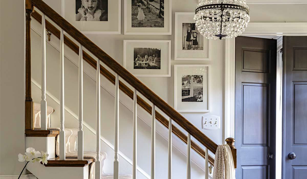 Photo Of Stairs And A Black And White Gallery Wall - Better Homes And Gardens October 2018 She's Got Game - HD Wallpaper 