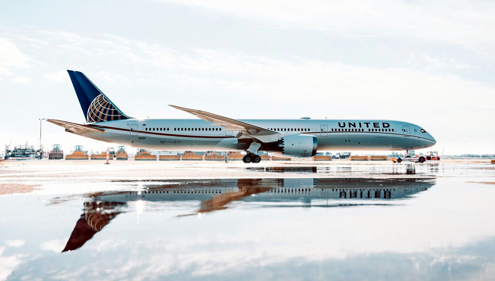 Boeing 787-10 Of United Airlines Beautiful Water Reflection - Boeing 787 10 Dreamliner - HD Wallpaper 