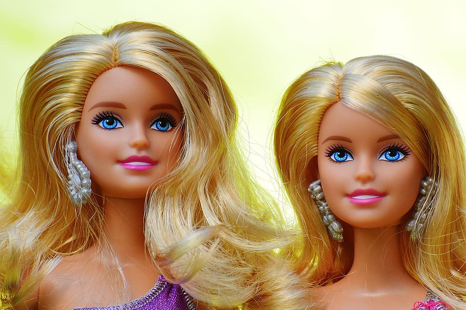 Two Barbie Dolls - HD Wallpaper 