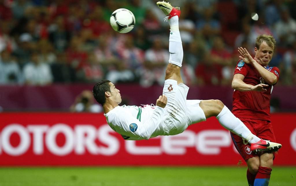 Ronaldo Bicycle Kick Portugal - HD Wallpaper 