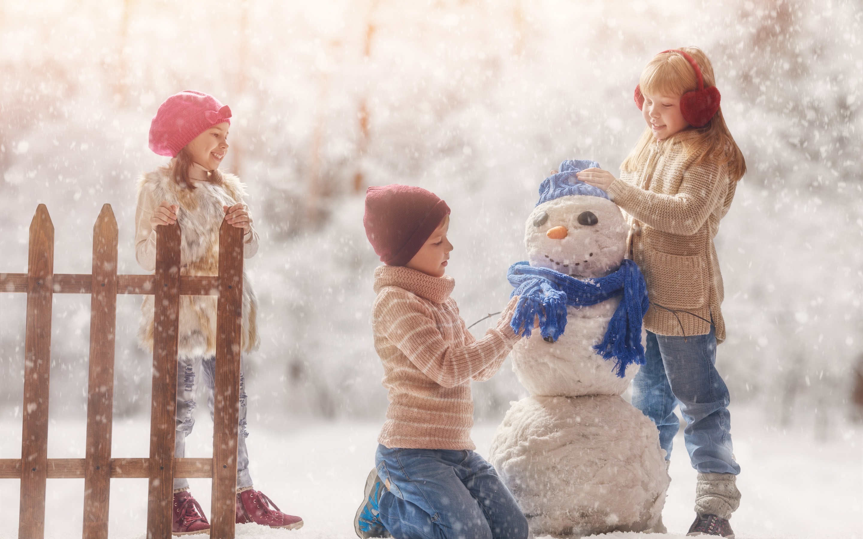 Wallpaper Happy Childs, Play Snowman, Snowy, Winter - Зима Дети Обои - HD Wallpaper 