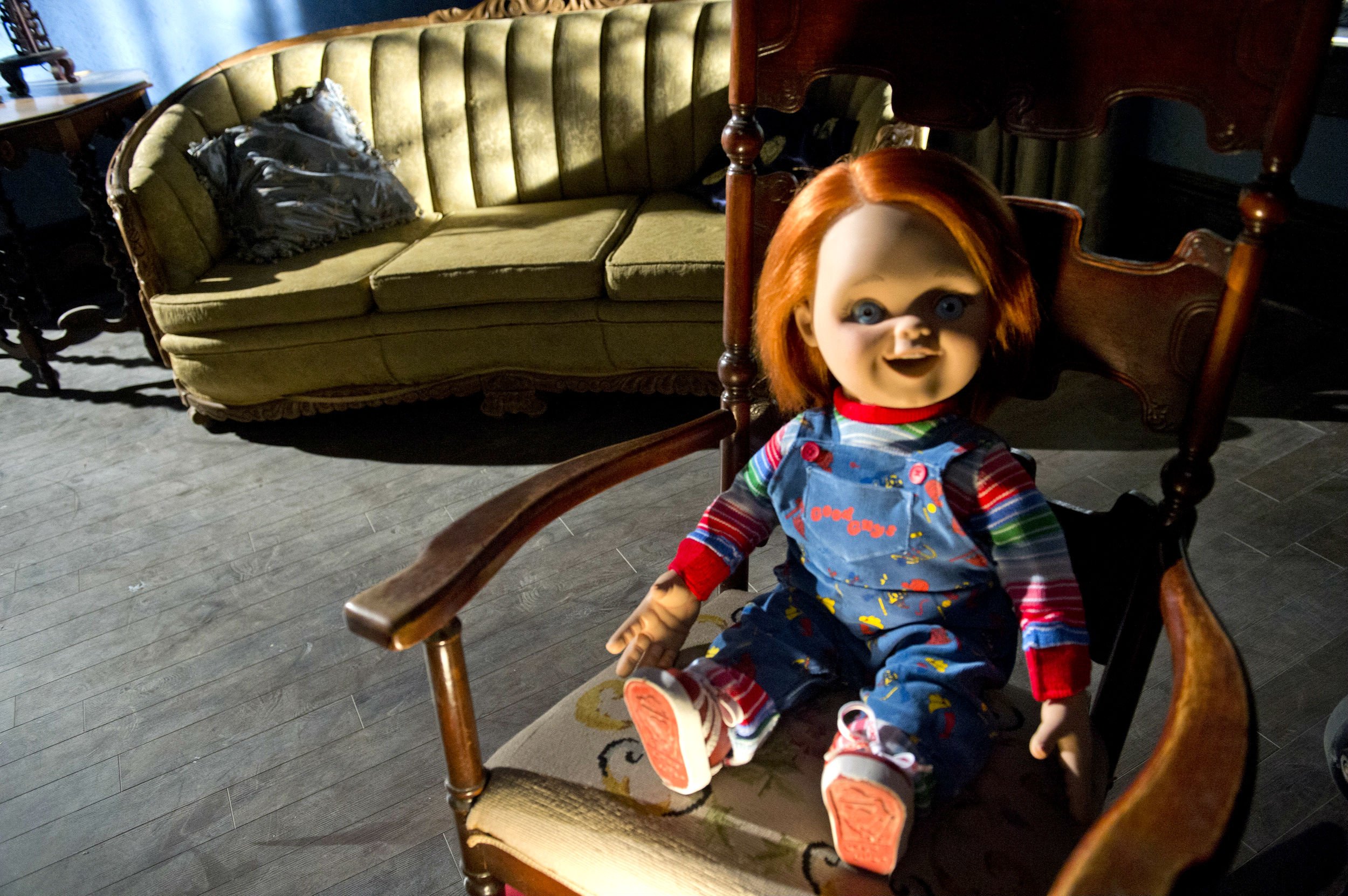 Childs Play Chucky Dark Horror Creepy Scary - Chucky Doll On Chair - HD Wallpaper 