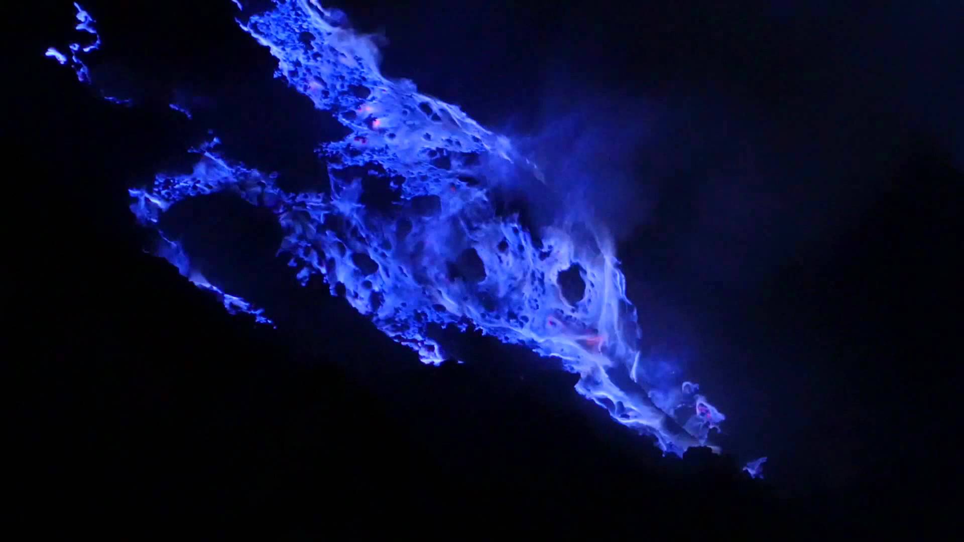 Blue Fire From Burning Sulfur - Kawah Ijen Volcano - HD Wallpaper 