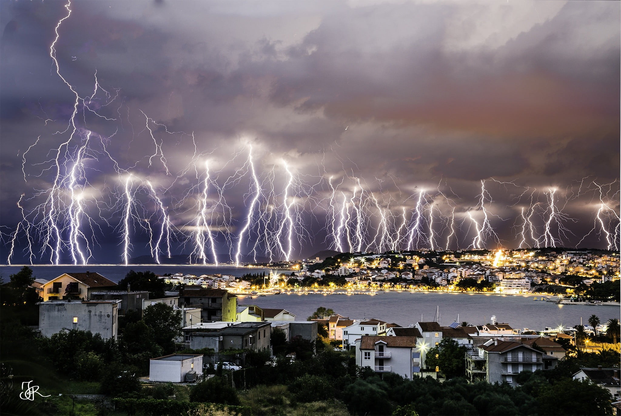 Lightning Storm In City - HD Wallpaper 