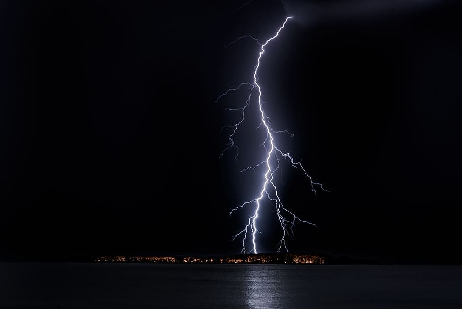Lightning Strike On City Danger Dark Evening Flash Lightning 910x608 Wallpaper Teahub Io