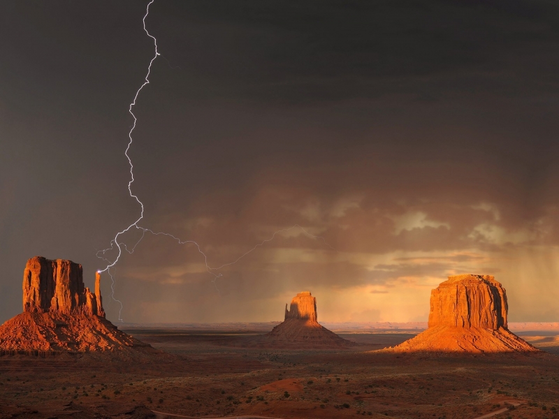 Lightning Strike In Desert - HD Wallpaper 