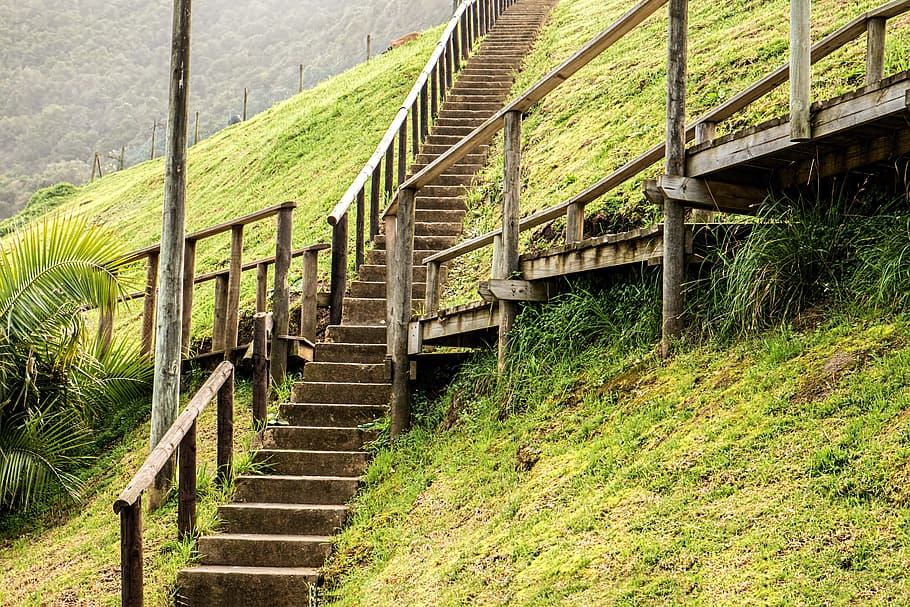 Concrete Staircase Surrounded By Green Grass, Crossroads, - Kruispunt Keuze Maken - HD Wallpaper 