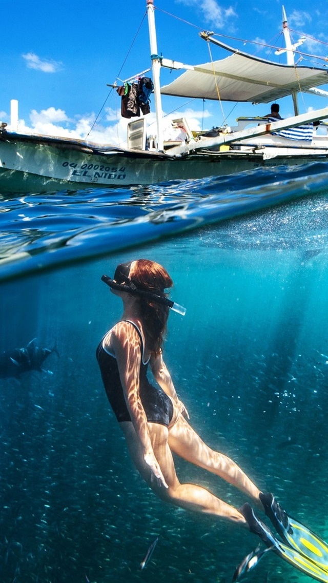 Iphone Wallpaper Diving Girl, Underwater, Boat, Sea - Iphone Diving - HD Wallpaper 