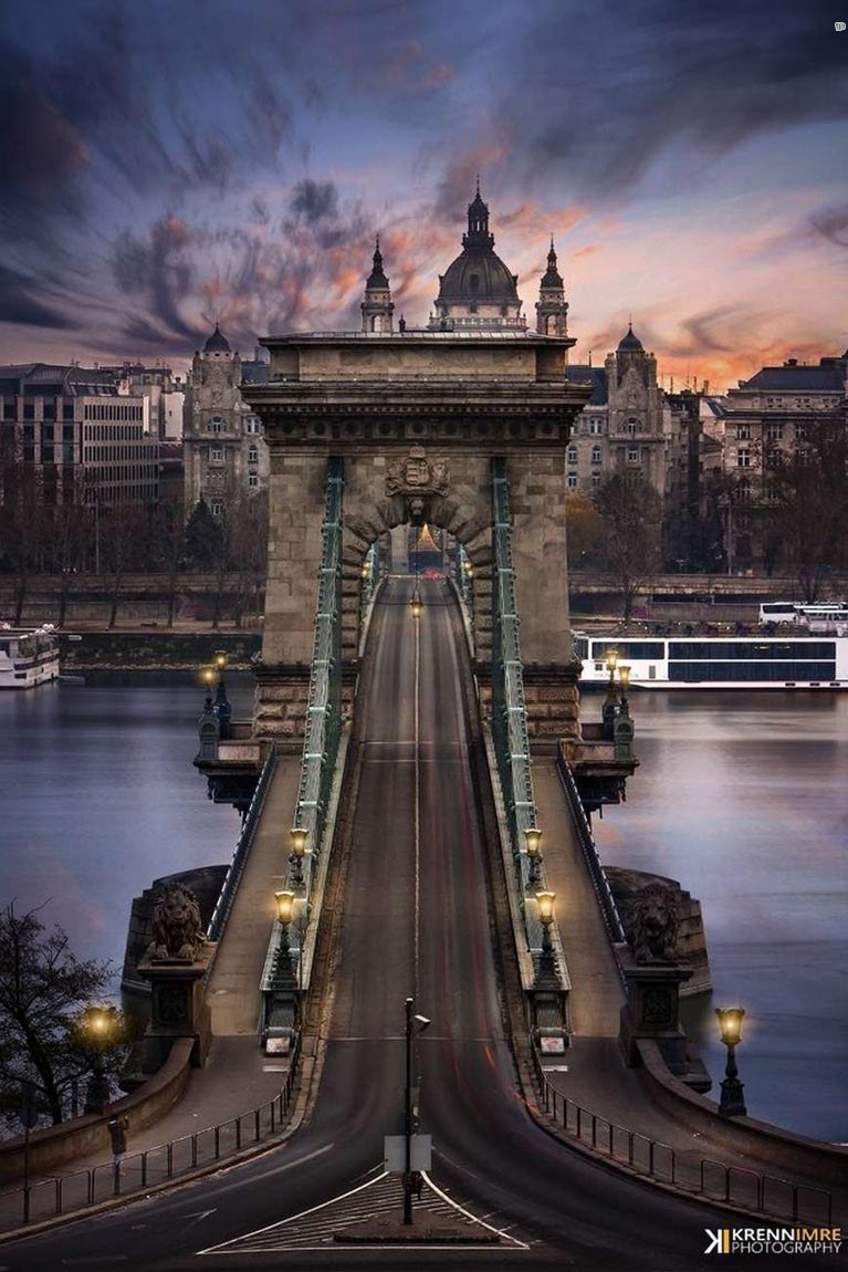 Budapest Hungary Chain Bridge Architecture City Europe - Széchenyi Chain Bridge - HD Wallpaper 