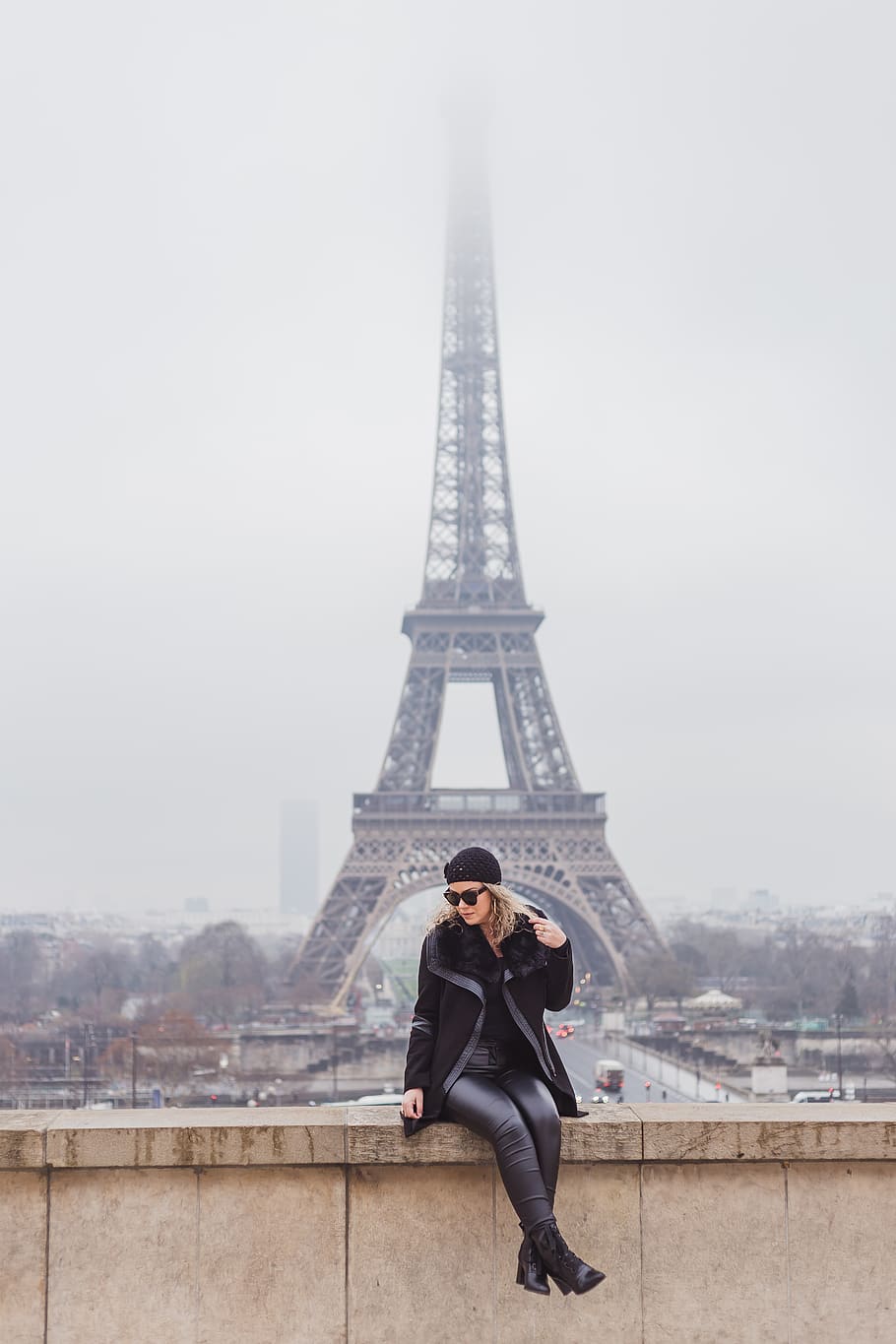 Woman Sitting On Brown Concrete Wall, Architecture, - Eiffel Tower - HD Wallpaper 