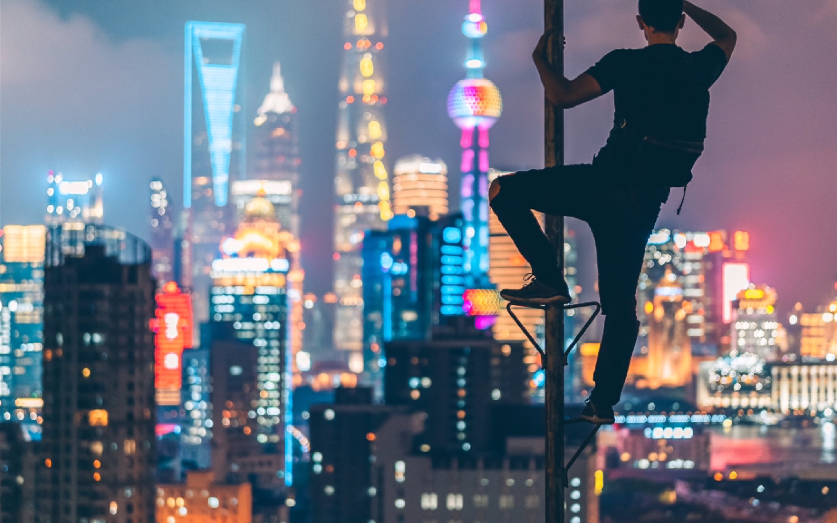 Man On The Night City Background - HD Wallpaper 