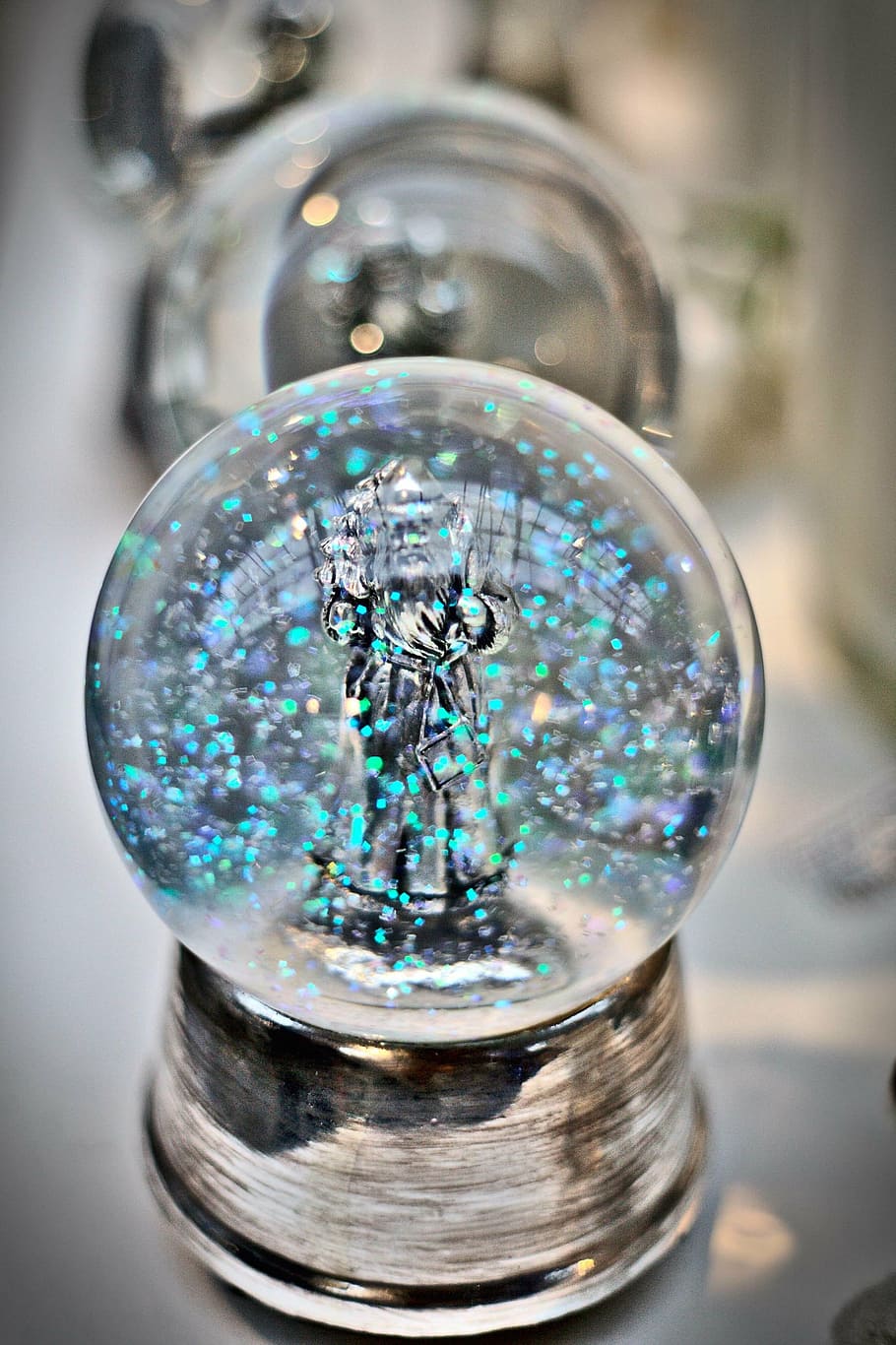 Close Up Photo Of Santa Claus Snow Globe, Clear, Glass, - Macro Photography - HD Wallpaper 