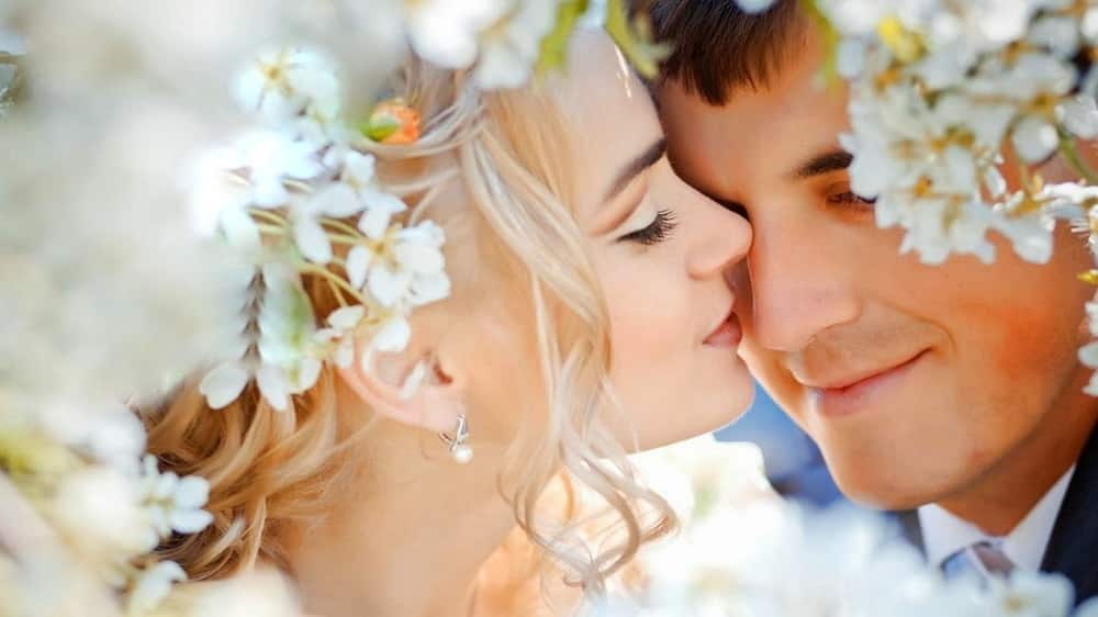 Love Couple Kiss Image - Happy Marriage Anniversary Couple - HD Wallpaper 
