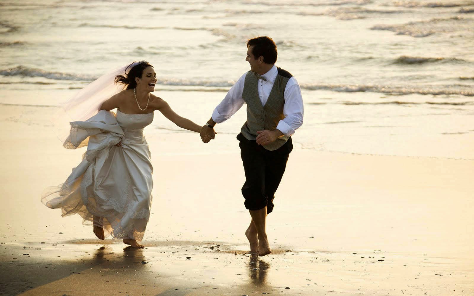 Lovely Wedding Couple Beach Wallpaper - Amor Proviene De Dios - HD Wallpaper 