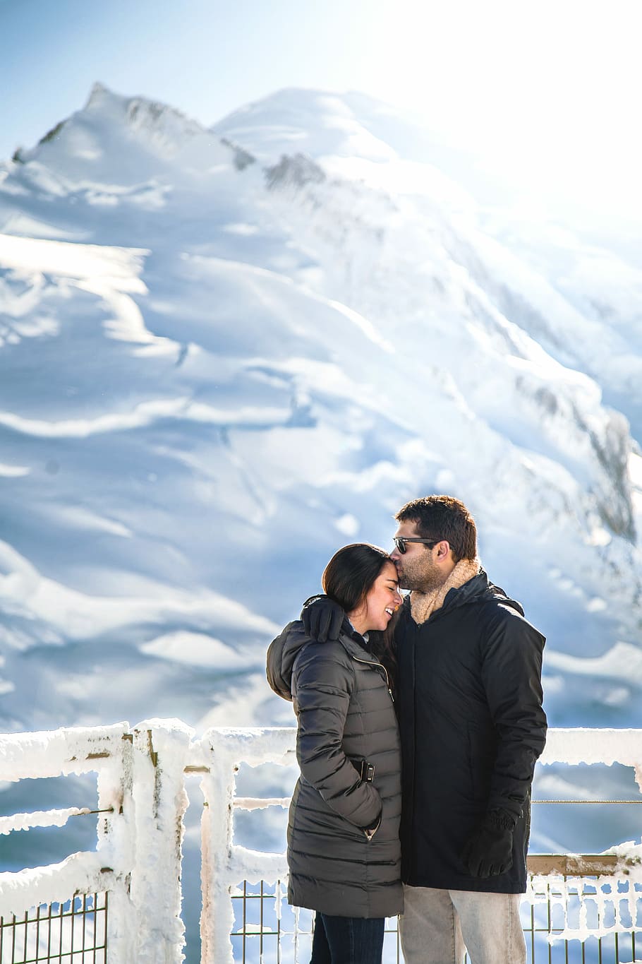 Man Kiss Woman In Forehead, Man Kissing Woman On Forehead, - Couple In Mountain - HD Wallpaper 