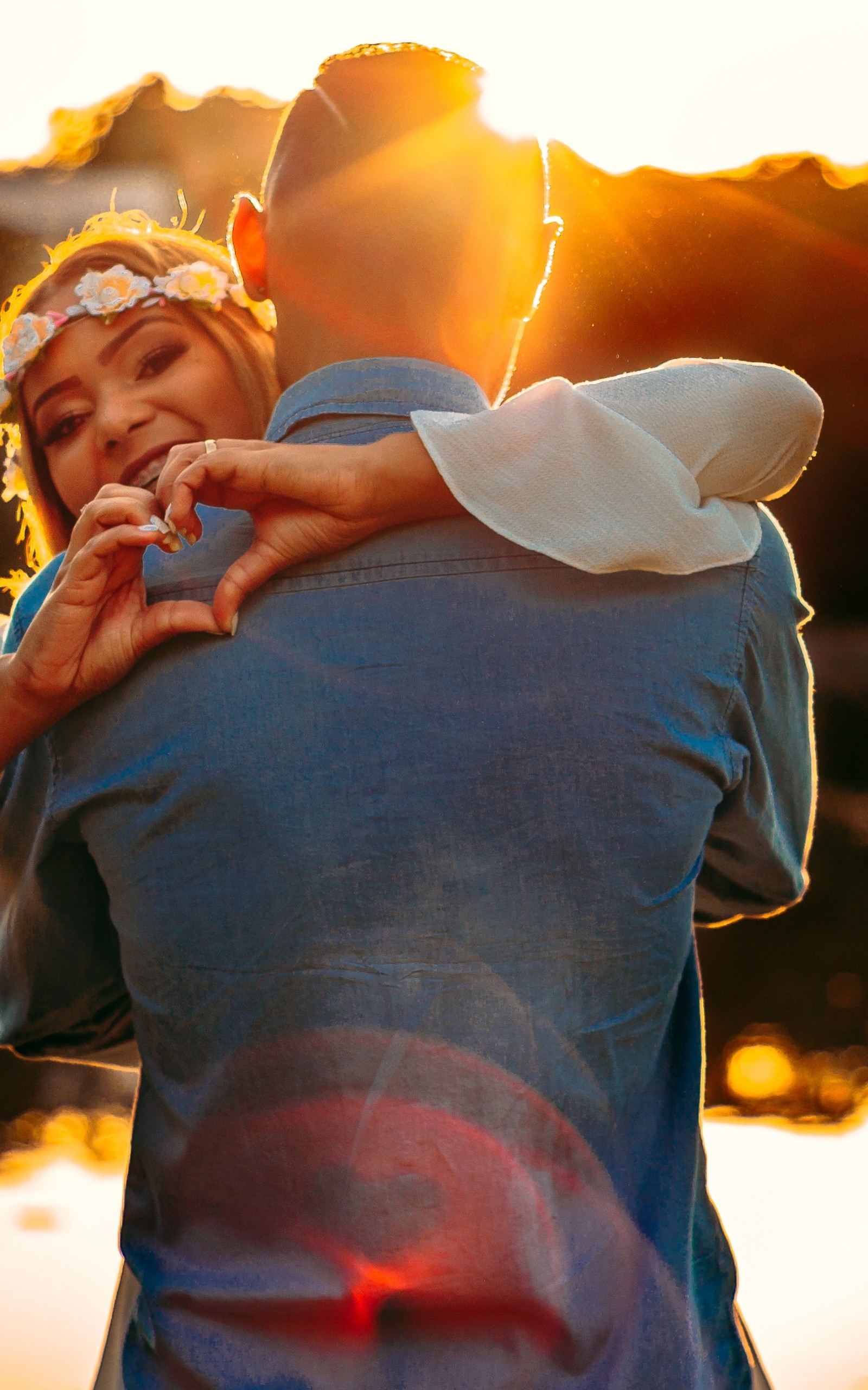 Couple, Romantic, Heart Gesture, Cute, Hugging, Scenic, - Cute Reflection - HD Wallpaper 