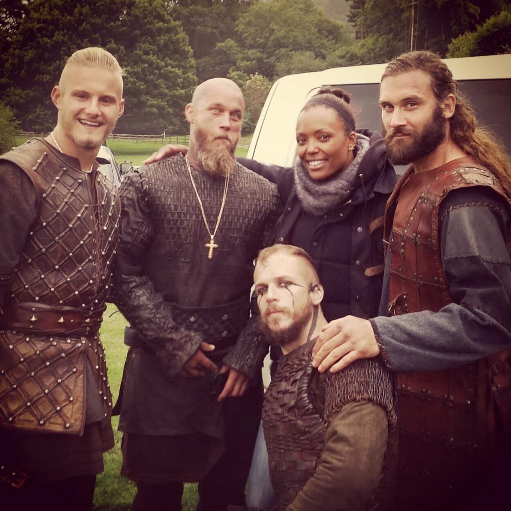 Aisha Tyler Travis Fimmel - HD Wallpaper 